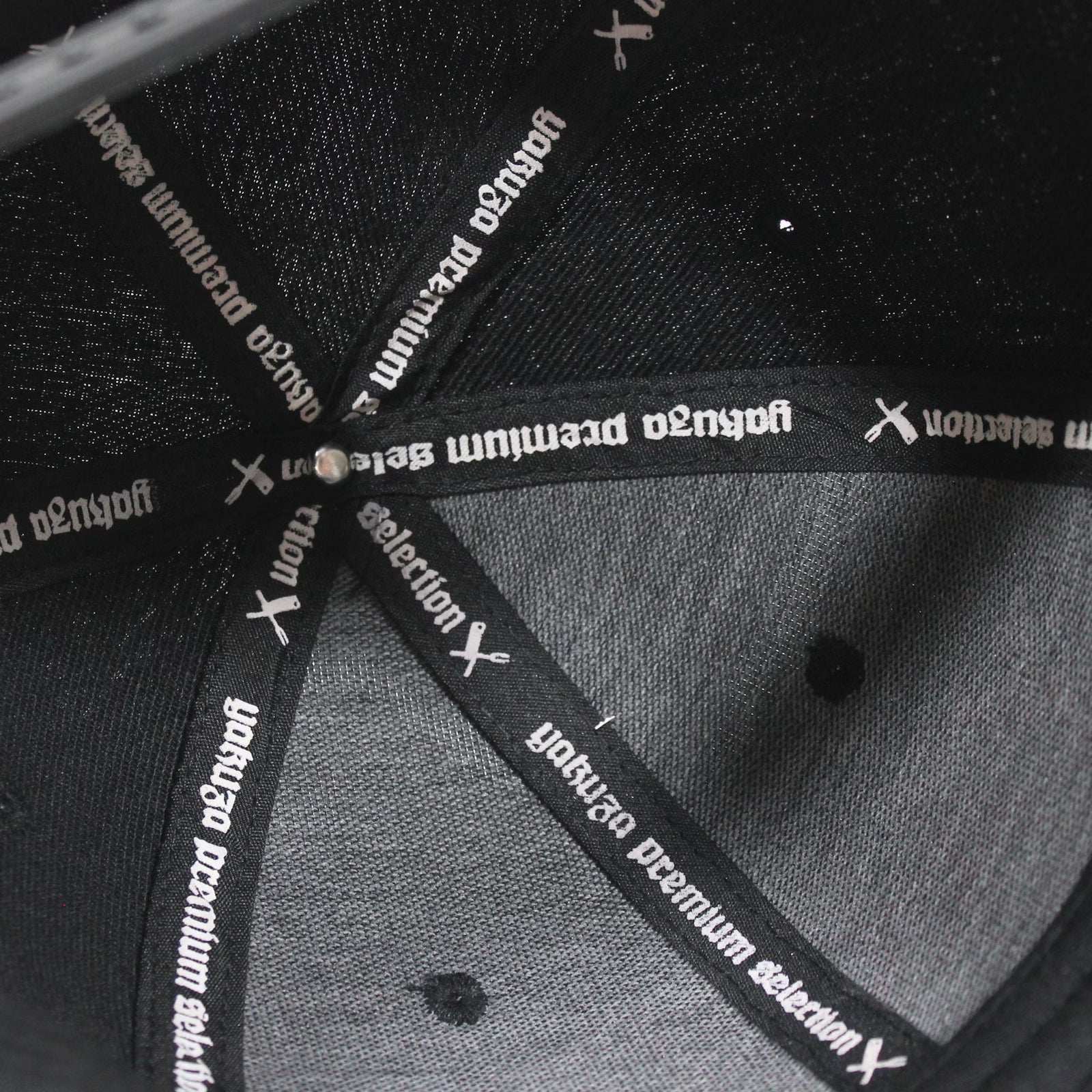 Yakuza Premium Base Cap – Snapback stylisches, schwarzes Cap mit hochwertigem Stick-Design. Perfekt für trendbewusste Streetwear-Fans. Robuste Verarbeitung und unverwechselbares Yakuza-Logo für den ultimativen Look. Ideal für jedes Casual-Outfit Snapback