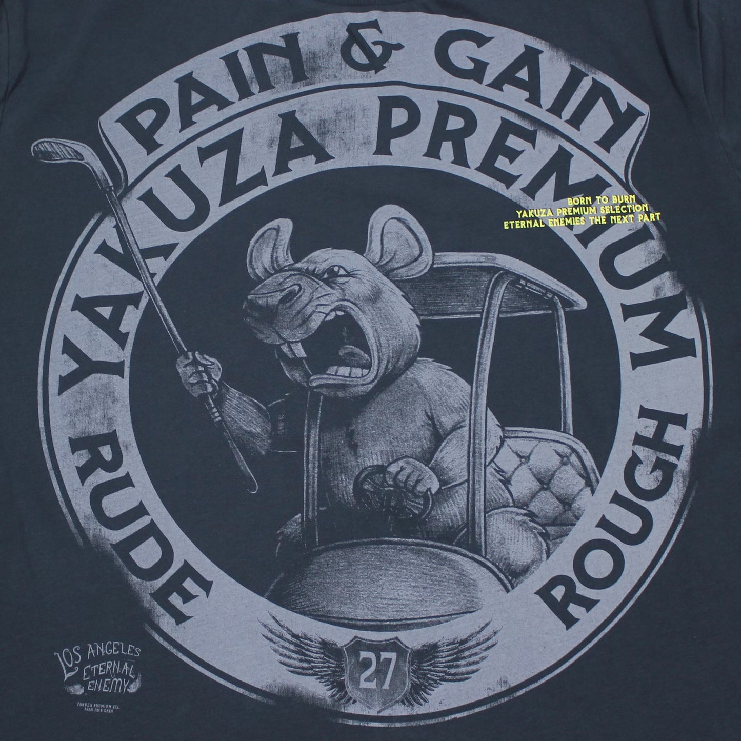 Detailansicht Yakuza Premium T-Shirt dunkelblau mit kreisförmigem Ratten- und Golfschläger-Print.
