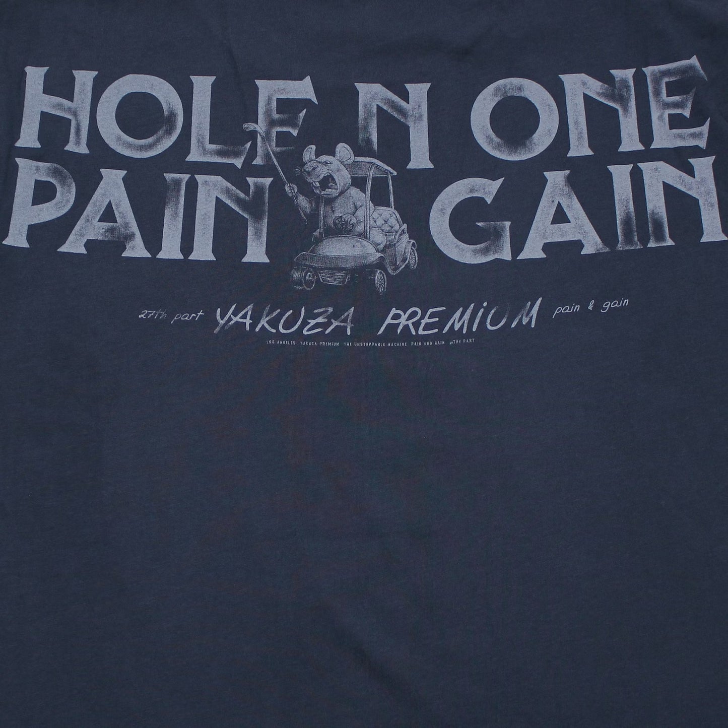 Detailansicht Yakuza Premium T-Shirt dunkelblau mit Hole in One Pain and Gain Print.