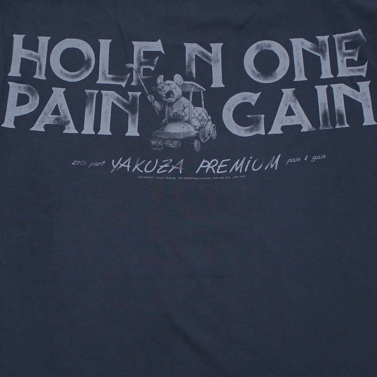 Detailansicht Yakuza Premium T-Shirt dunkelblau mit Hole in One Pain and Gain Print.
