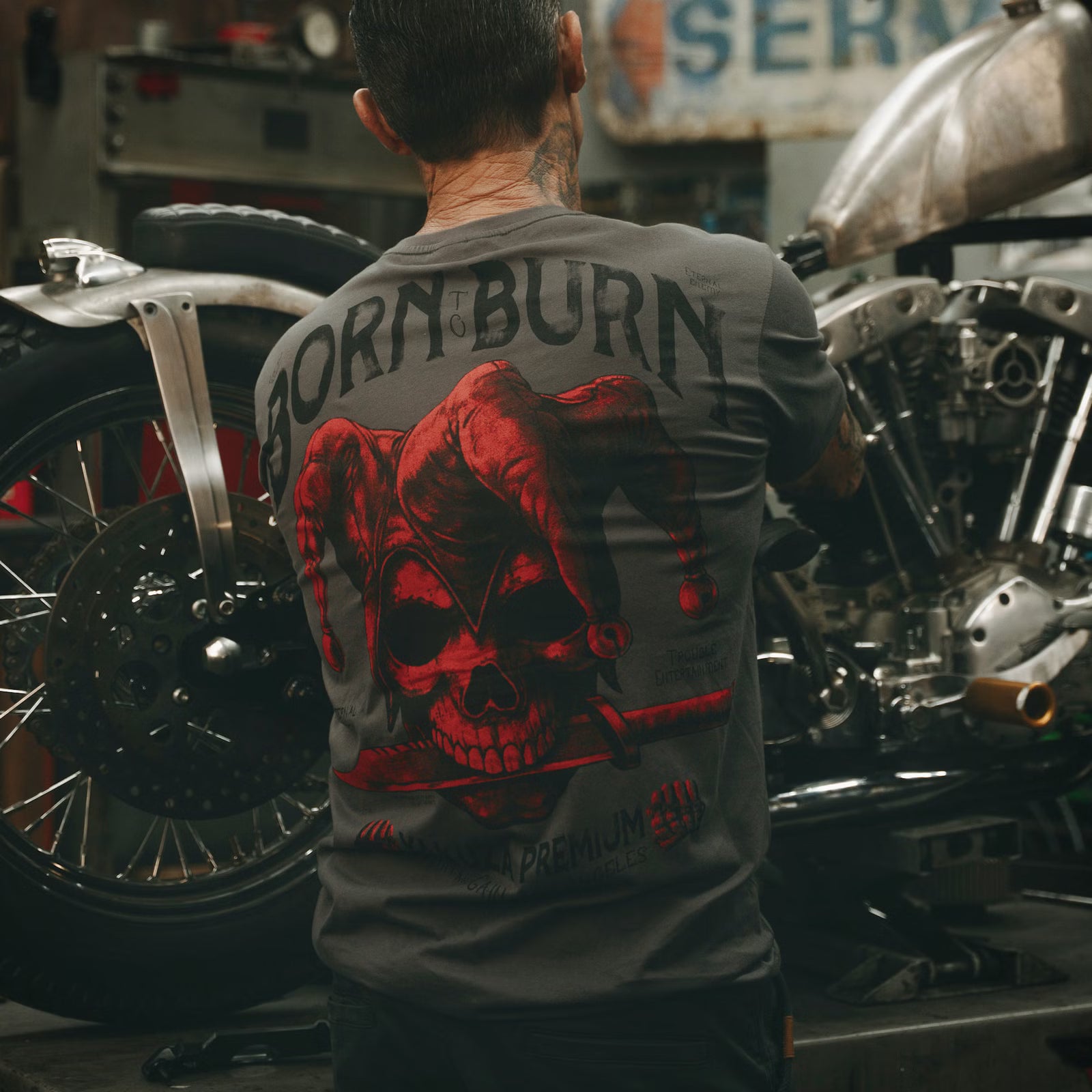 Yakuza Premium Herren T-Shirt in Dunkelgrau mit grossem Harlekin-Motiv auf dem Rücken und Print auf der Brust