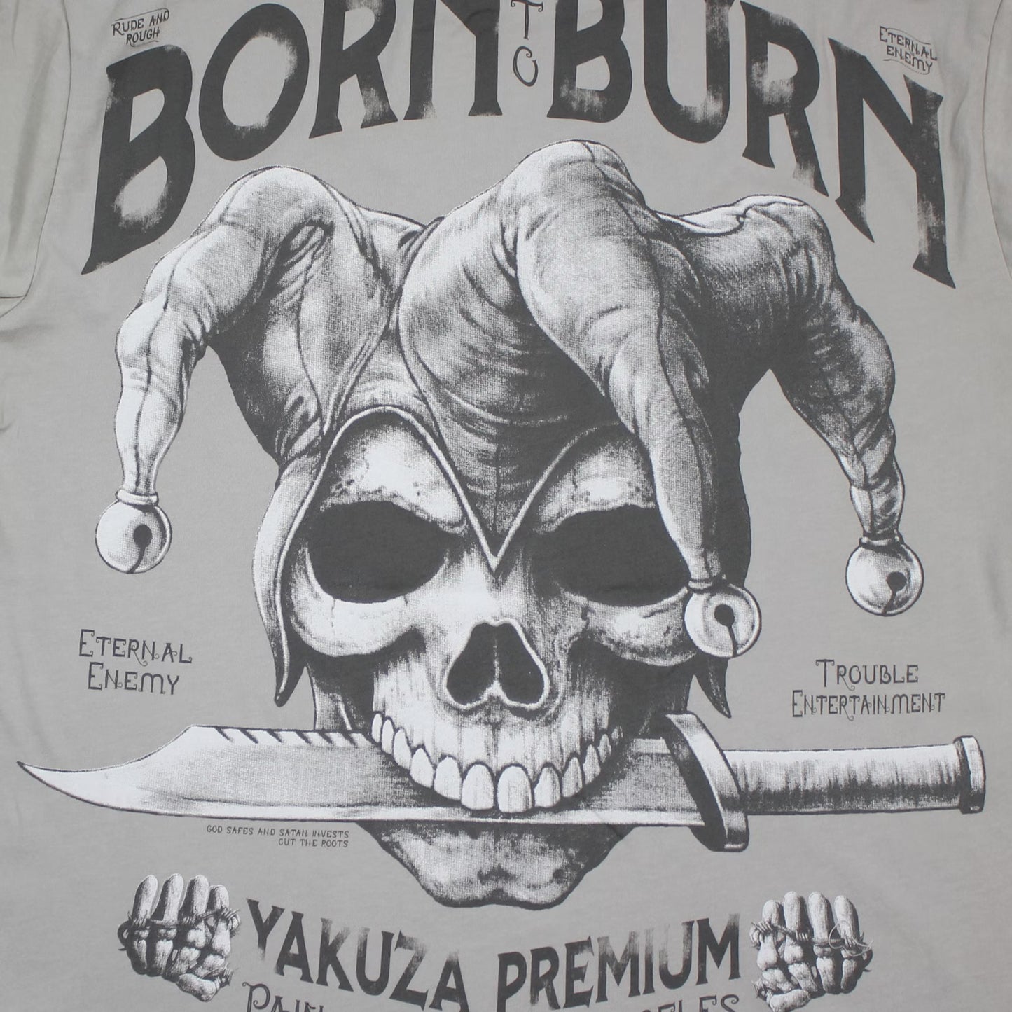 Yakuza Premium T-Shirt in Hellgrau mit Harlekin-Print auf dem Rücken und Brustdruck