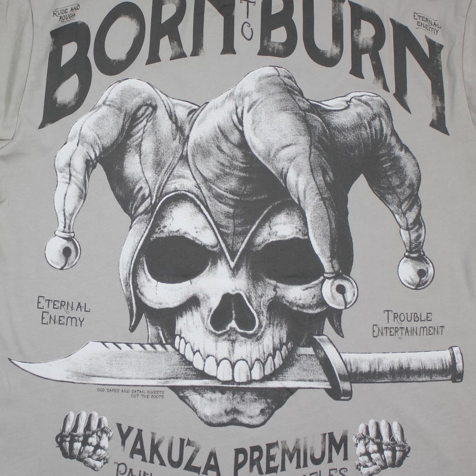 Yakuza Premium T-Shirt in Hellgrau mit Harlekin-Print auf dem Rücken und Brustdruck