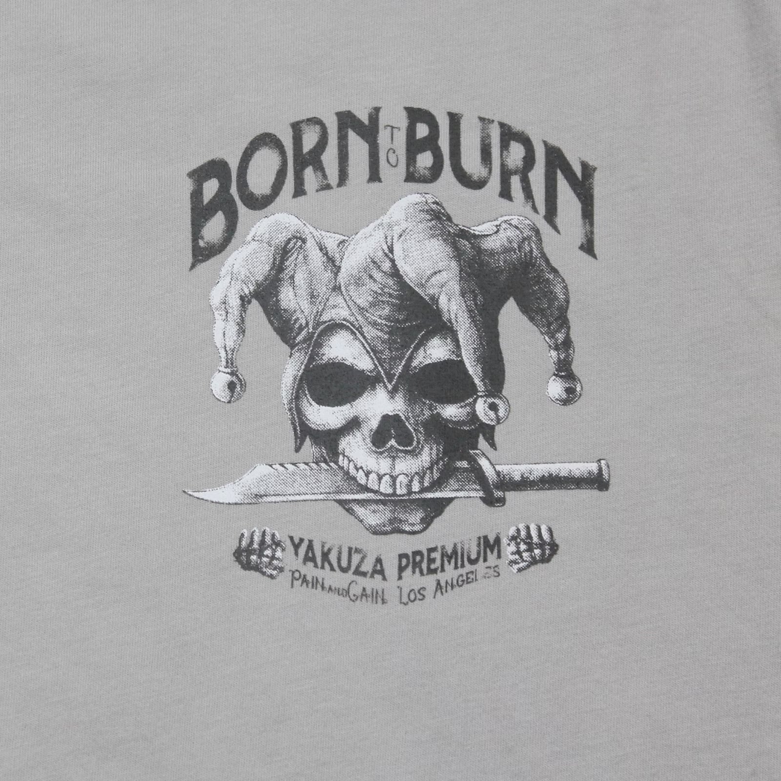 Yakuza Premium T-Shirt in Hellgrau mit Harlekin-Print auf dem Rücken und Brustdruck