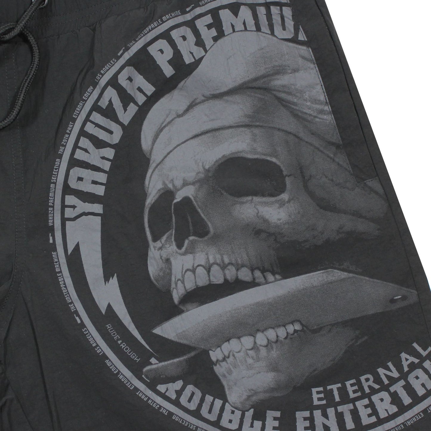 Vorderansicht der schwarzen Yakuza Premium Badeshorts für Herren mit grossem Totenkopf-Print und Kordelzug.