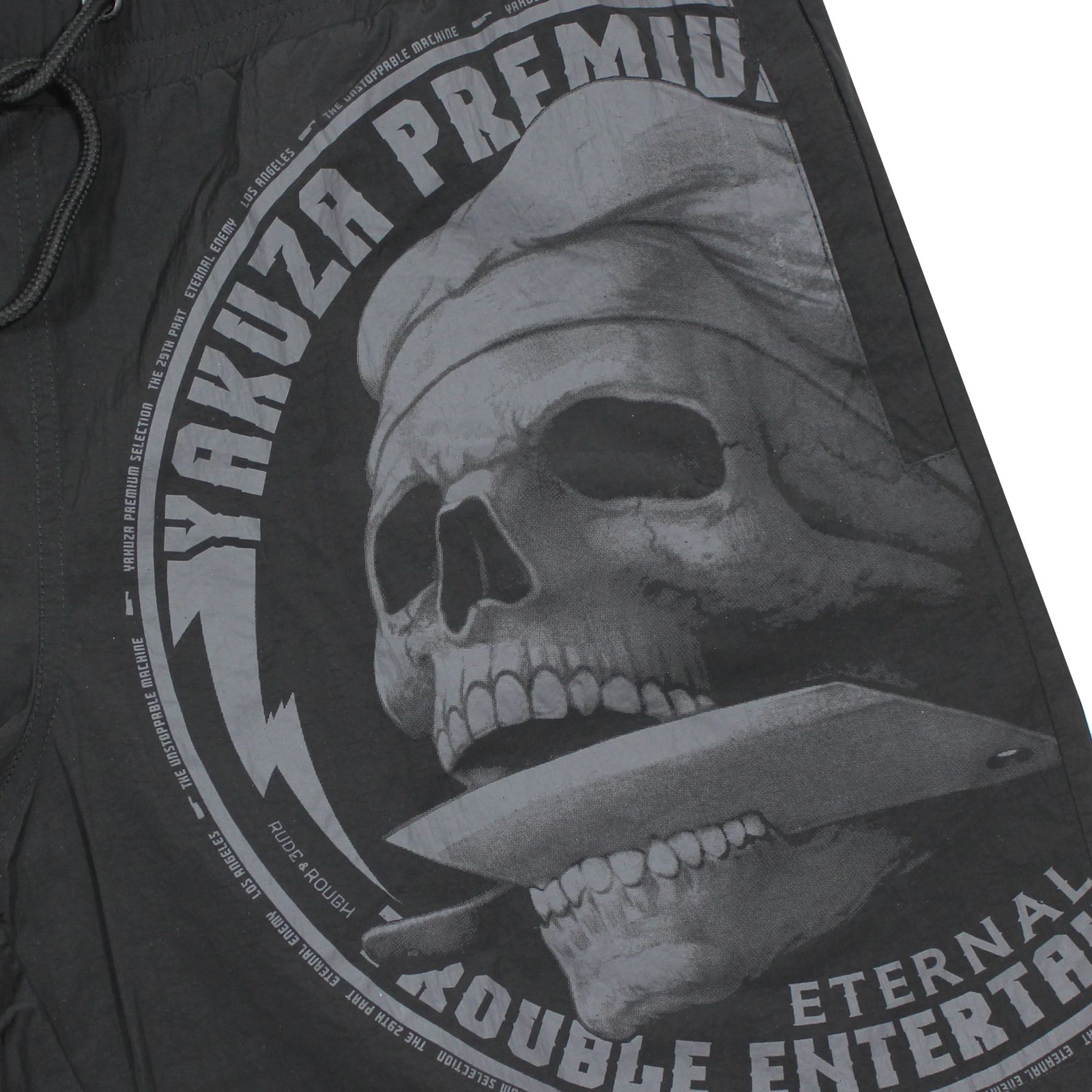 Vorderansicht der schwarzen Yakuza Premium Badeshorts für Herren mit grossem Totenkopf-Print und Kordelzug.