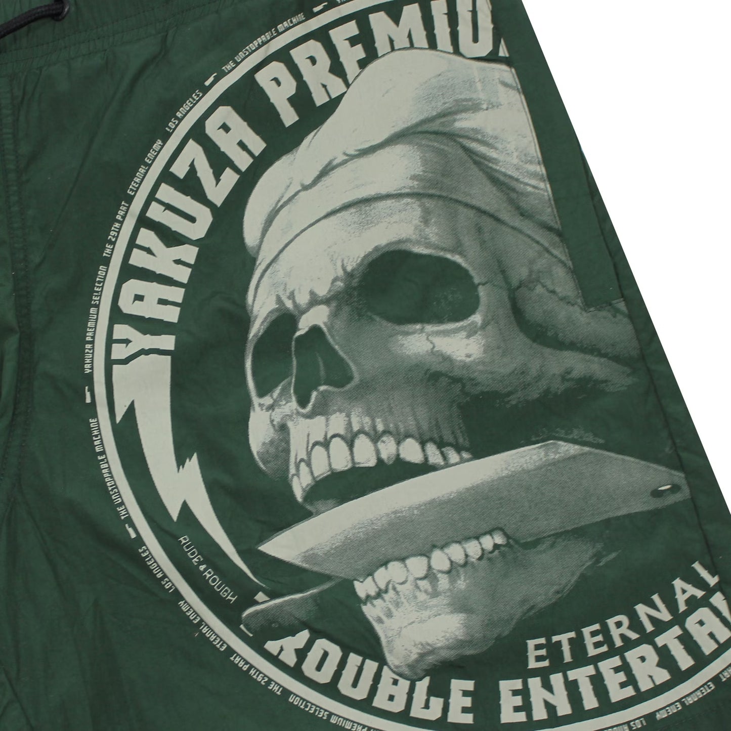 Grosser runder Totenkopf-Print mit Yakuza Premium Schriftzug auf den dunkeloliven Badeshorts.