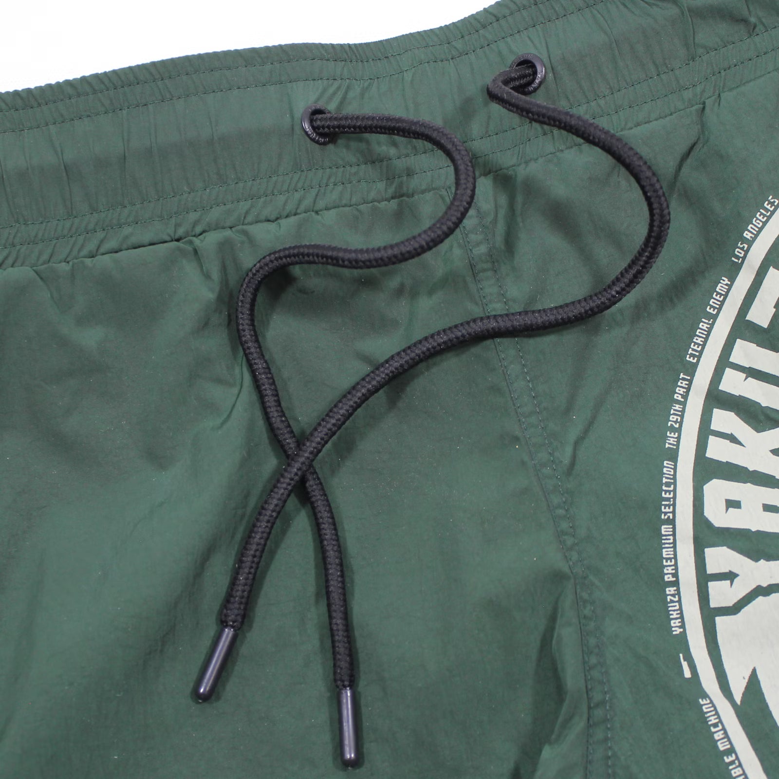 Elastischer Bund und schwarzer Kordelzug der dunkeloliven Yakuza Premium Badeshorts.