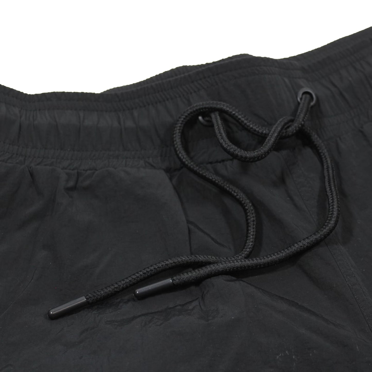 Detailansicht des elastischen Bunds und Kordelzugs der schwarzen Yakuza Premium Badeshorts.