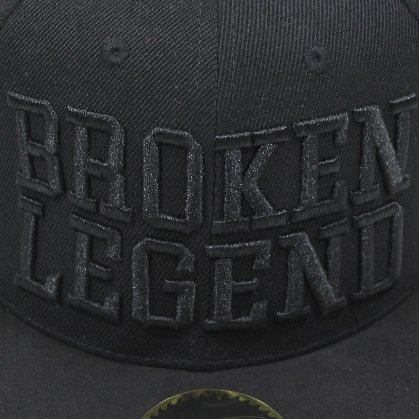 Detailaufnahme der 3D-Stickerei auf der schwarzen Broken Legend Cap.