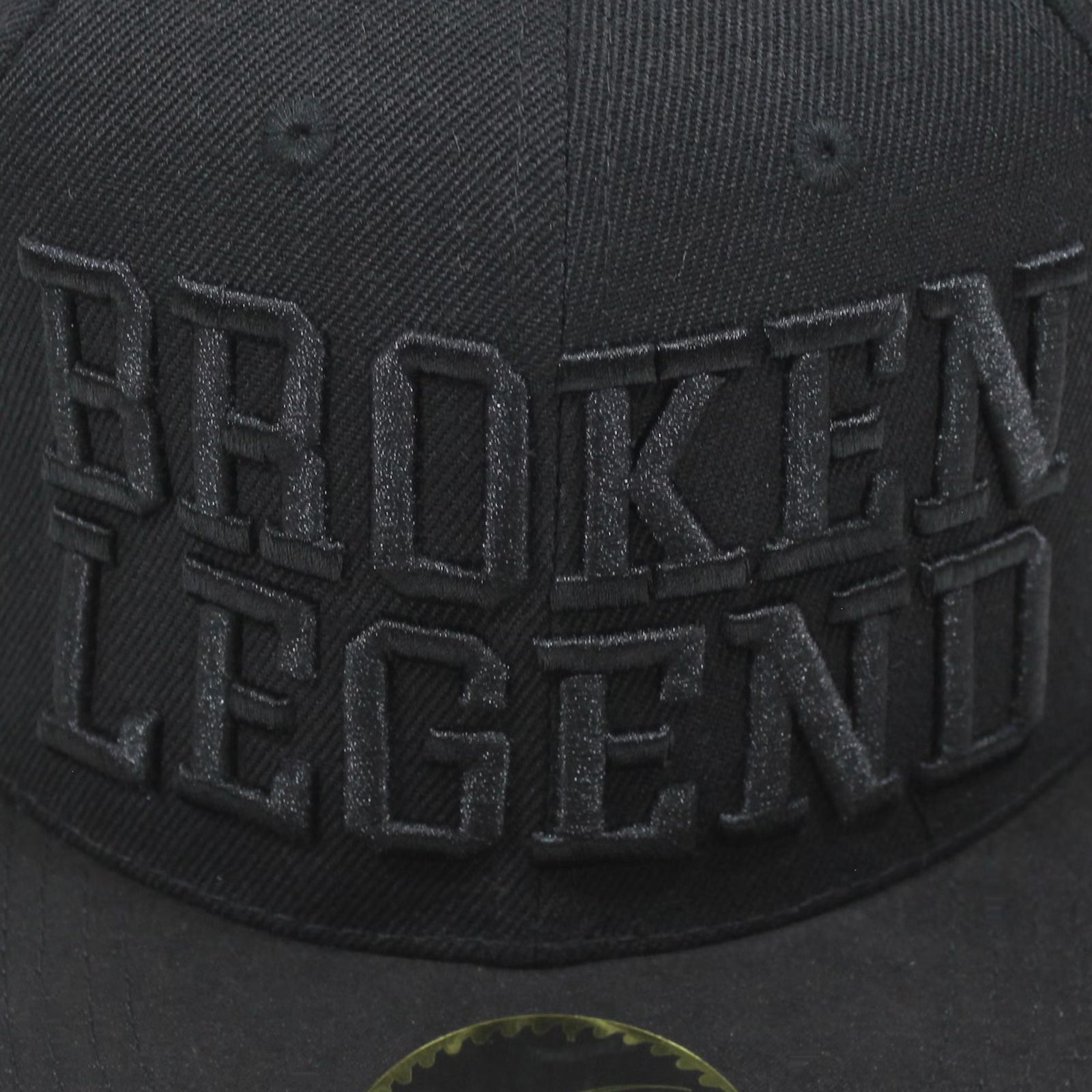 Detailaufnahme der 3D-Stickerei auf der schwarzen Broken Legend Cap.
