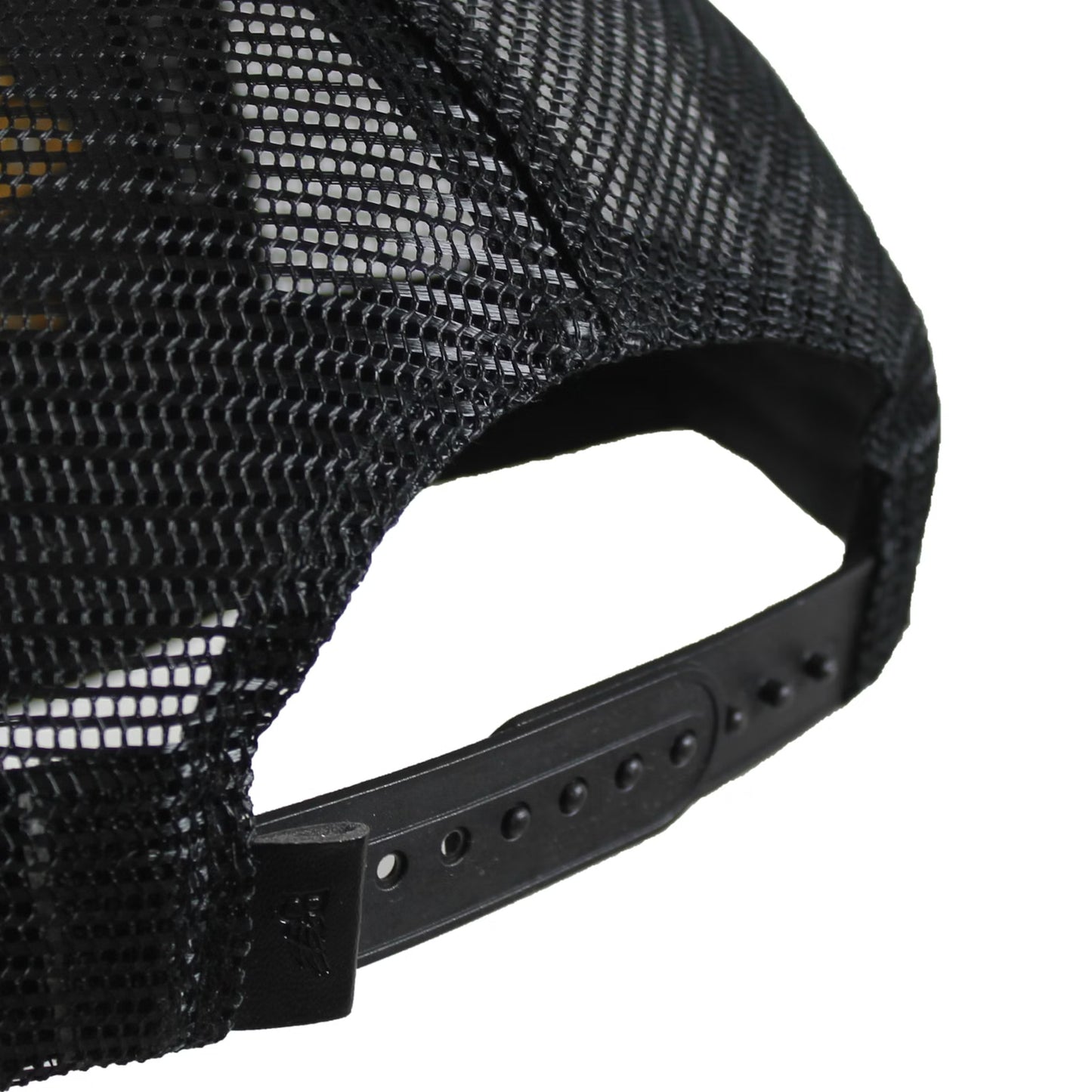 Rückansicht der Broken Legend Trucker Cap Shwarz mit Snapback-Verschluss und luftigem Mesh-Einsatz.