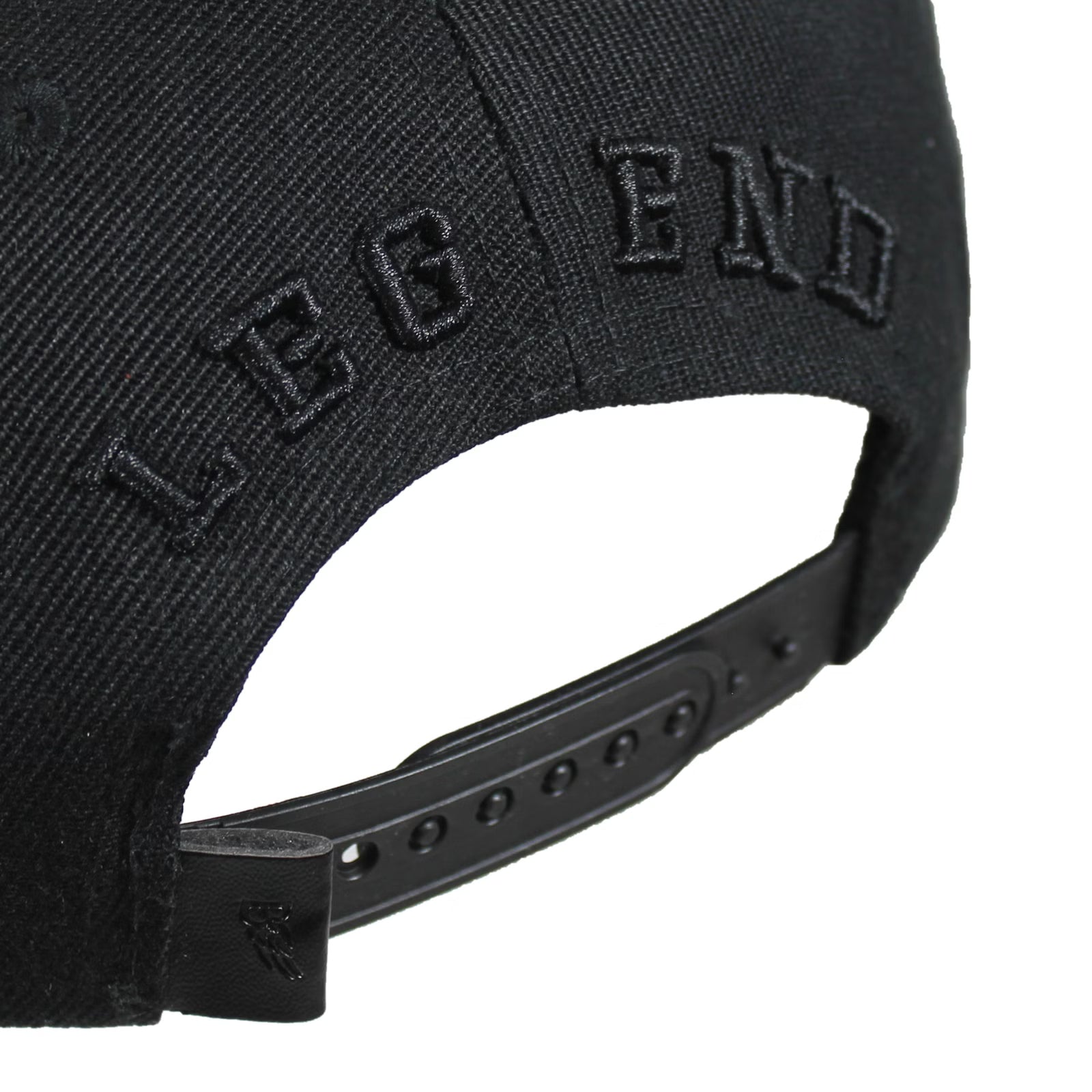 Rückansicht der schwarzen Broken Legend Cap mit Legend-Stick und Snapback-Verschluss.