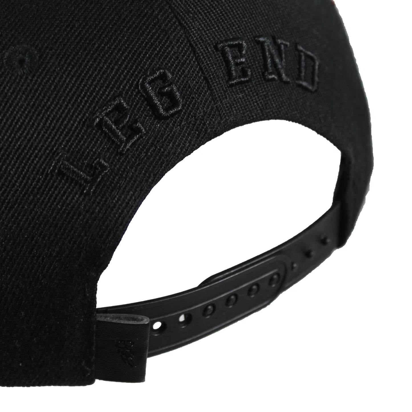 chwarze verstellbare Snapback mit dezenter Legend-Stickerei hinten.