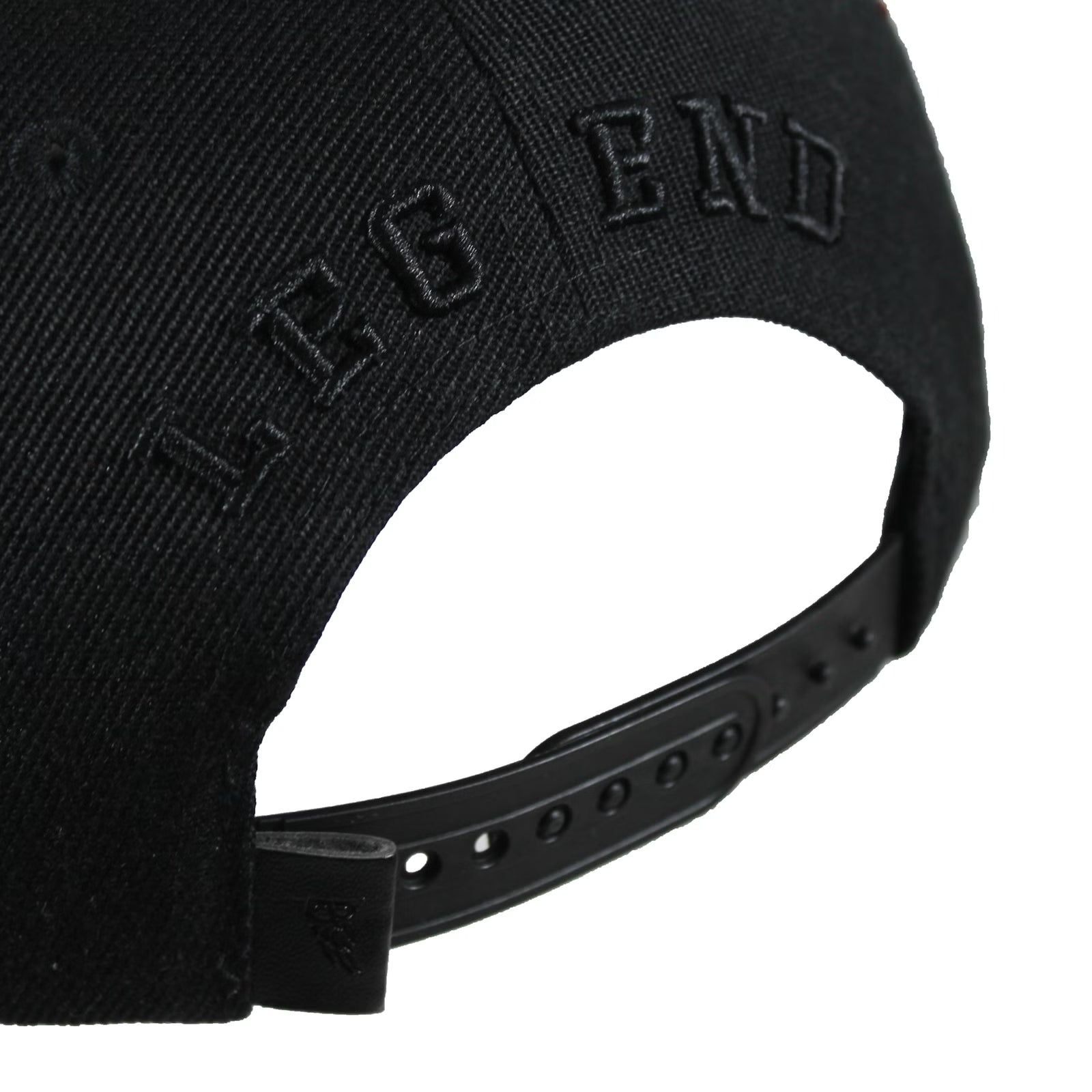 chwarze verstellbare Snapback mit dezenter Legend-Stickerei hinten.