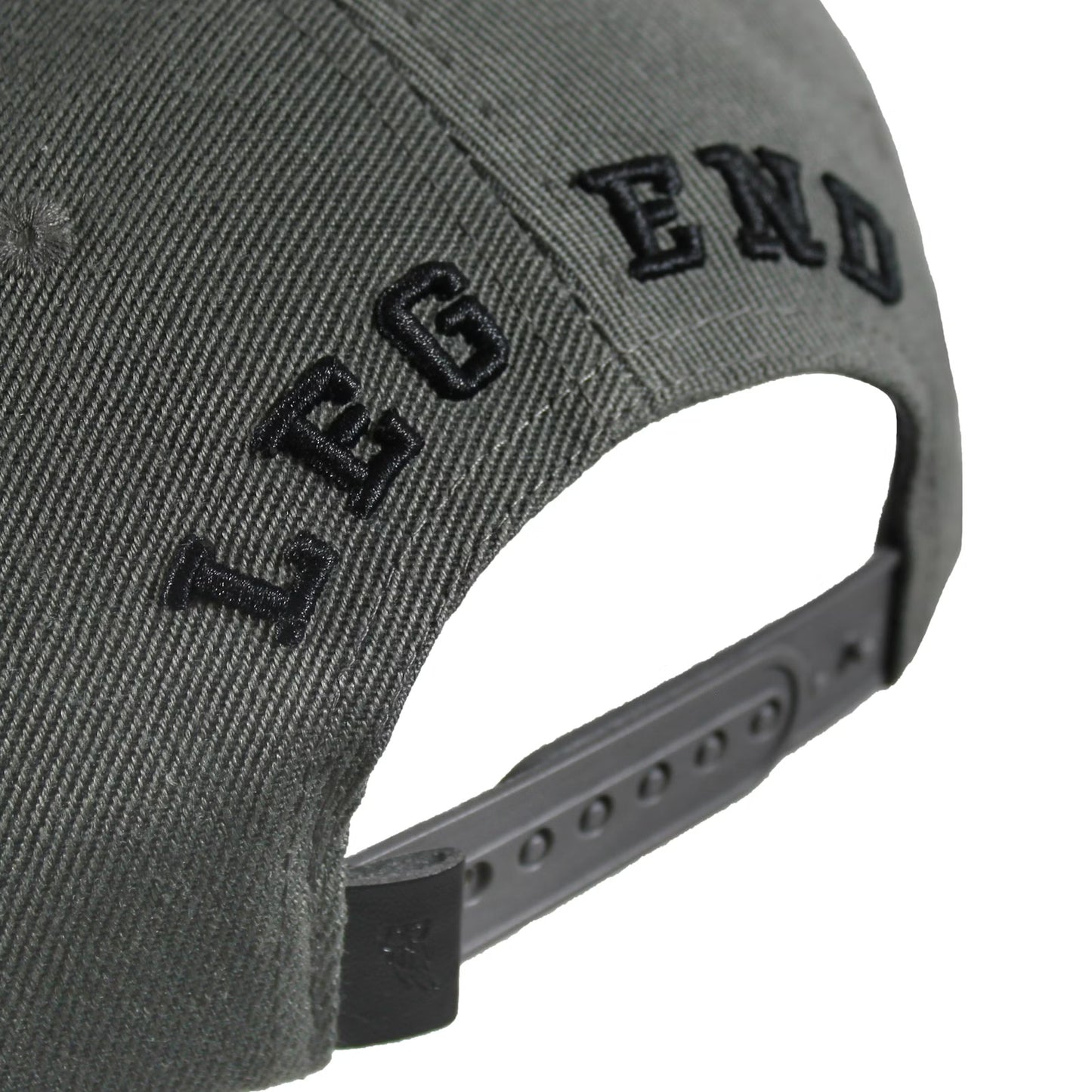 Dunkelgraue verstellbare Snapback mit dezenter Legend-Stickerei auf der Rückseite.