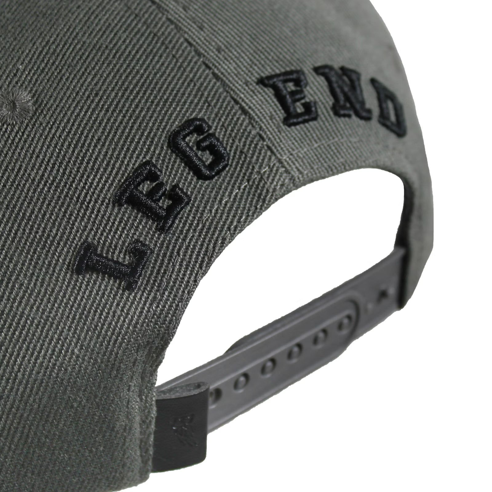 Dunkelgraue verstellbare Snapback mit dezenter Legend-Stickerei auf der Rückseite.