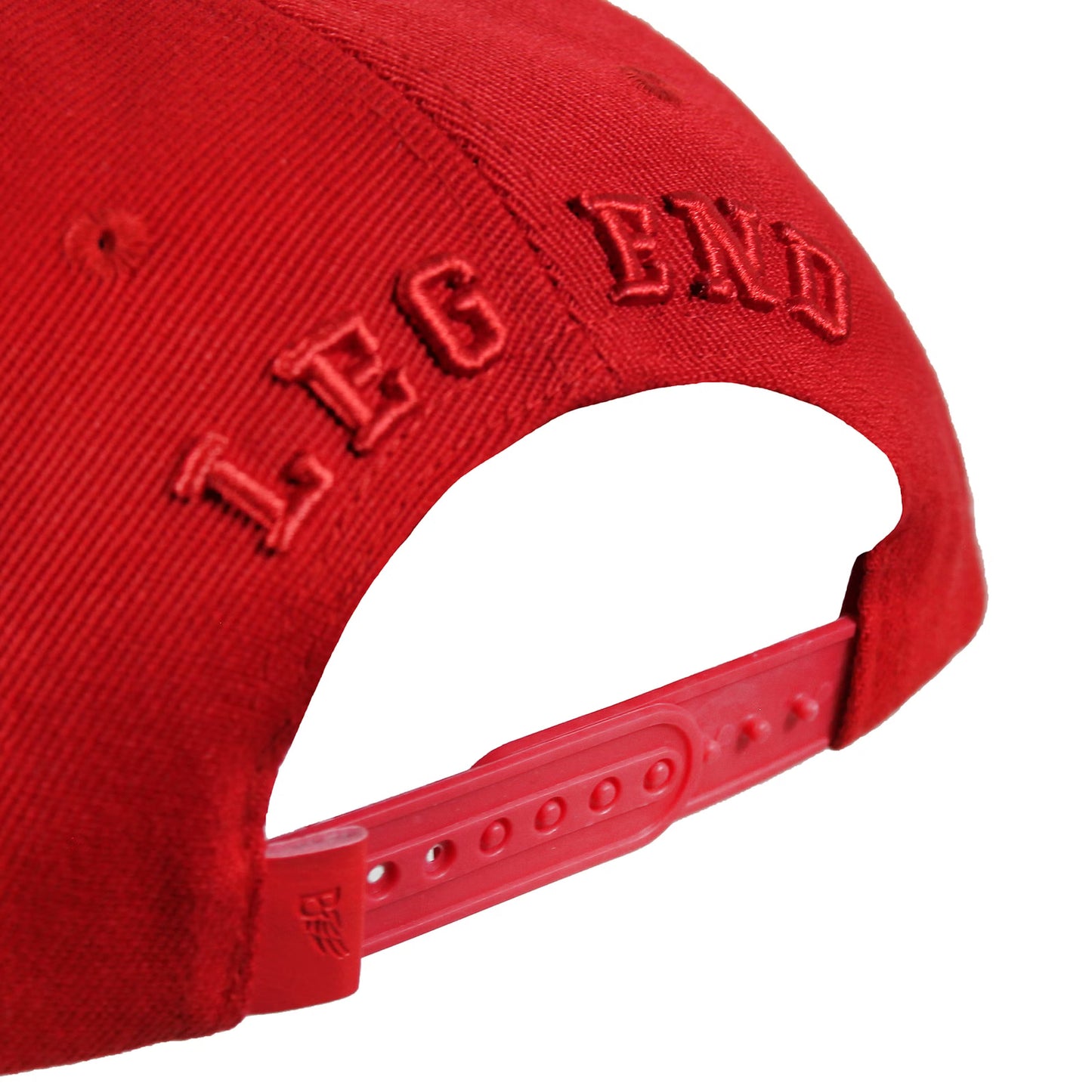 Rote verstellbare Snapback mit dezenter Legend-Stickerei auf der Rückseite.