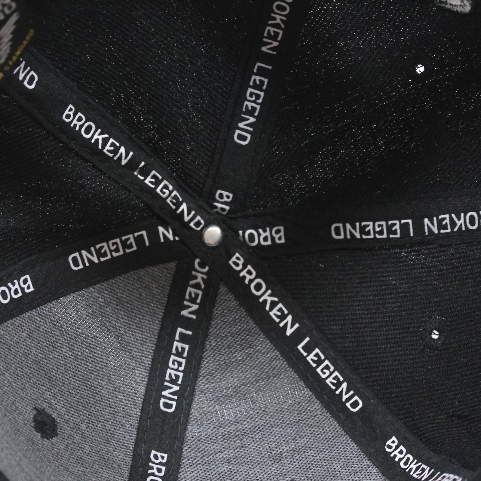 nnenansicht der schwarzen Broken Legend Snapback mit Branding-Details.
