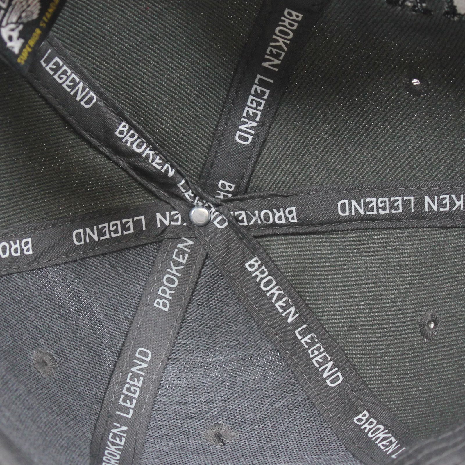 nnenansicht der dunkelgrauen Broken Legend Snapback mit Branding-Details.
