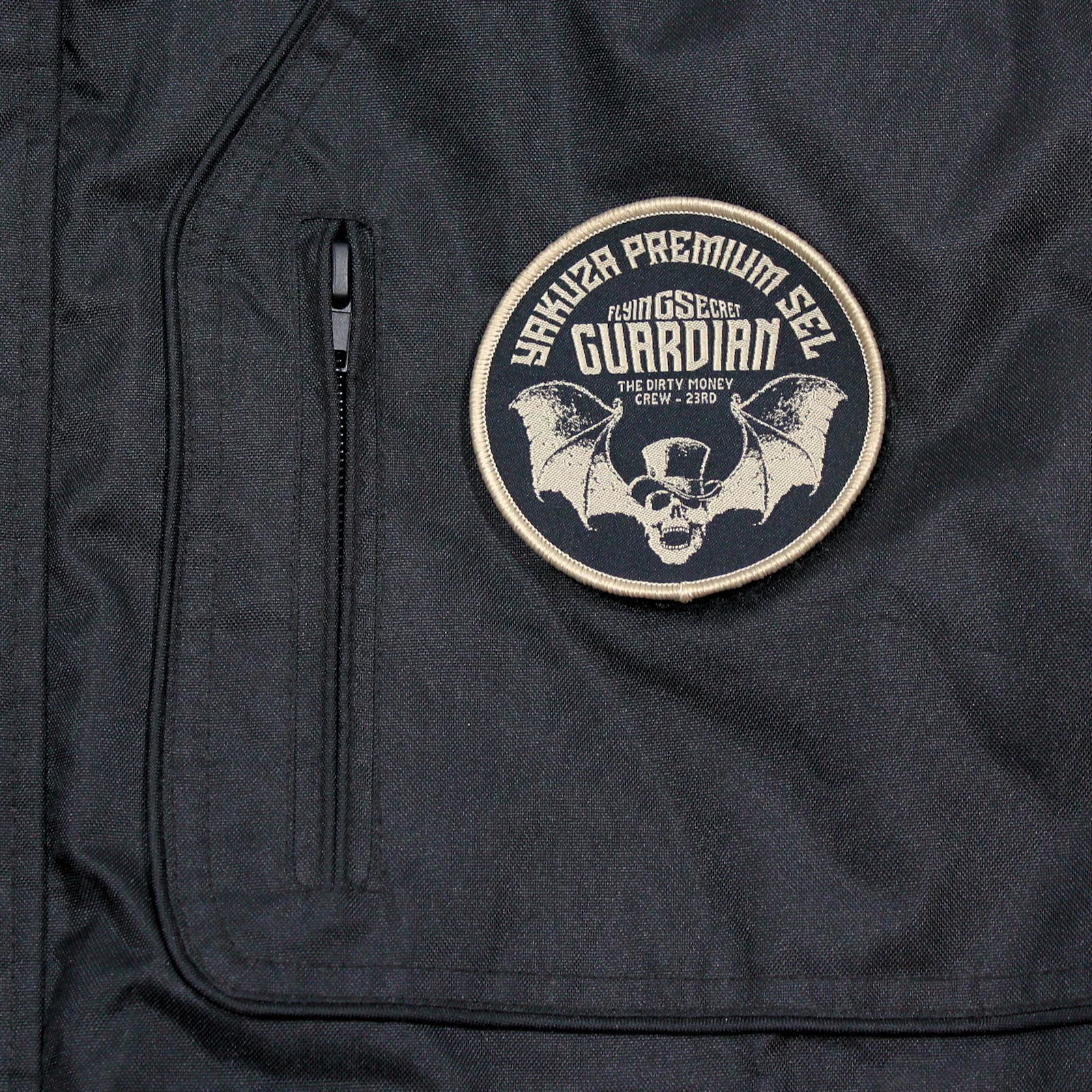 Schwarze Herren-Winterjacke von Yakuza Premium mit Kapuze, abnehmbarem Patch und Rückenstickerei