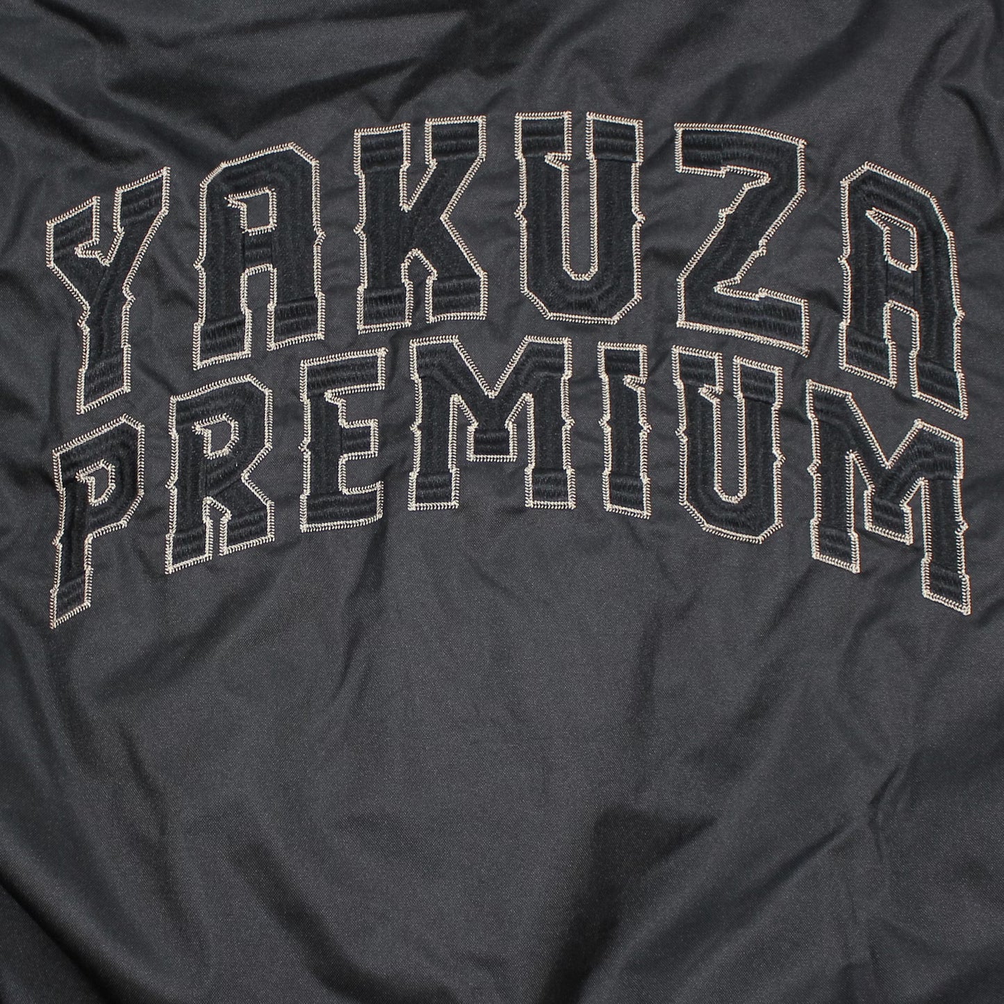 Schwarze Herren-Winterjacke von Yakuza Premium mit Kapuze, abnehmbarem Patch und Rückenstickerei