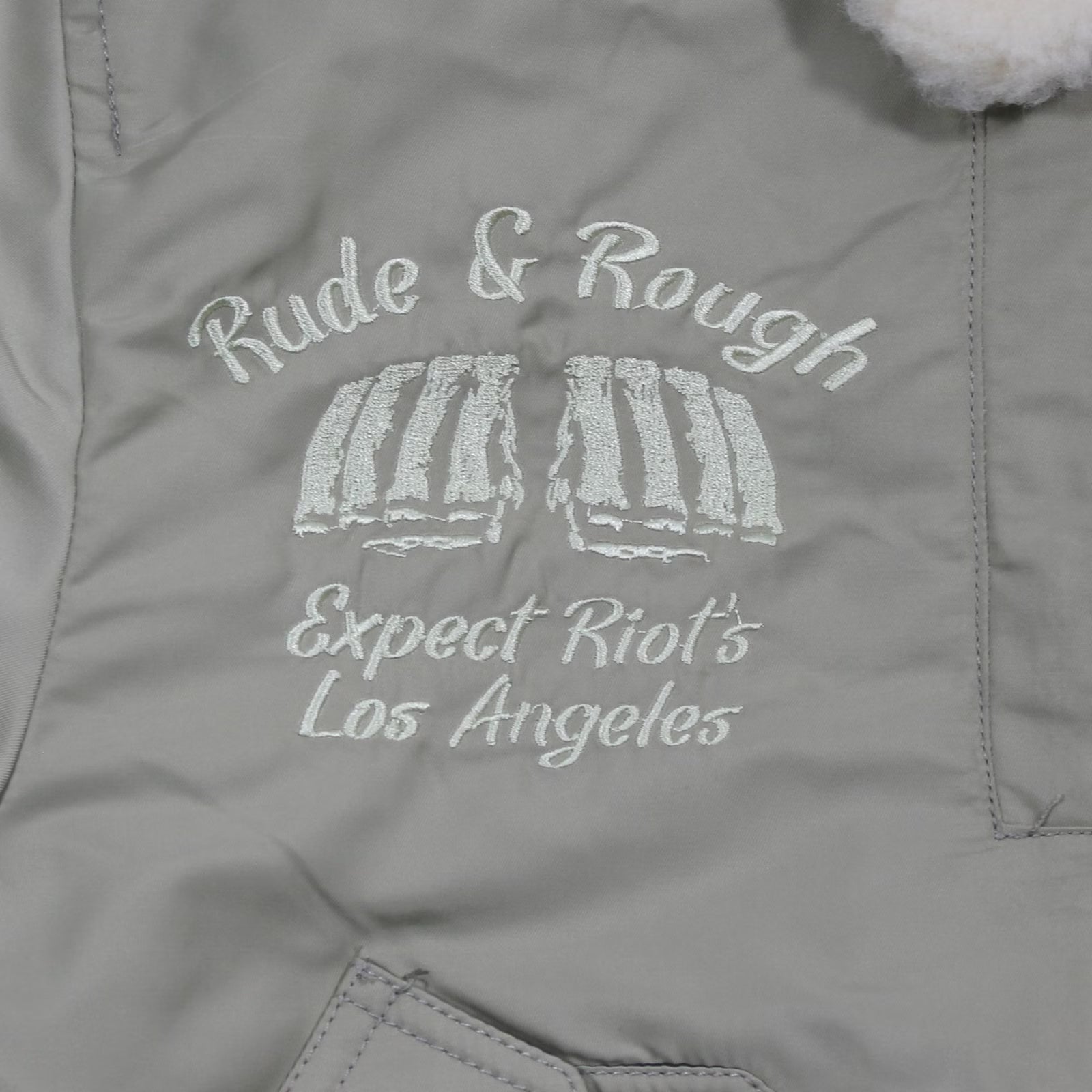 Yakuza Premium Bomberjacke 3965 in hellem Olive mit Teddykragen und Stickereien.