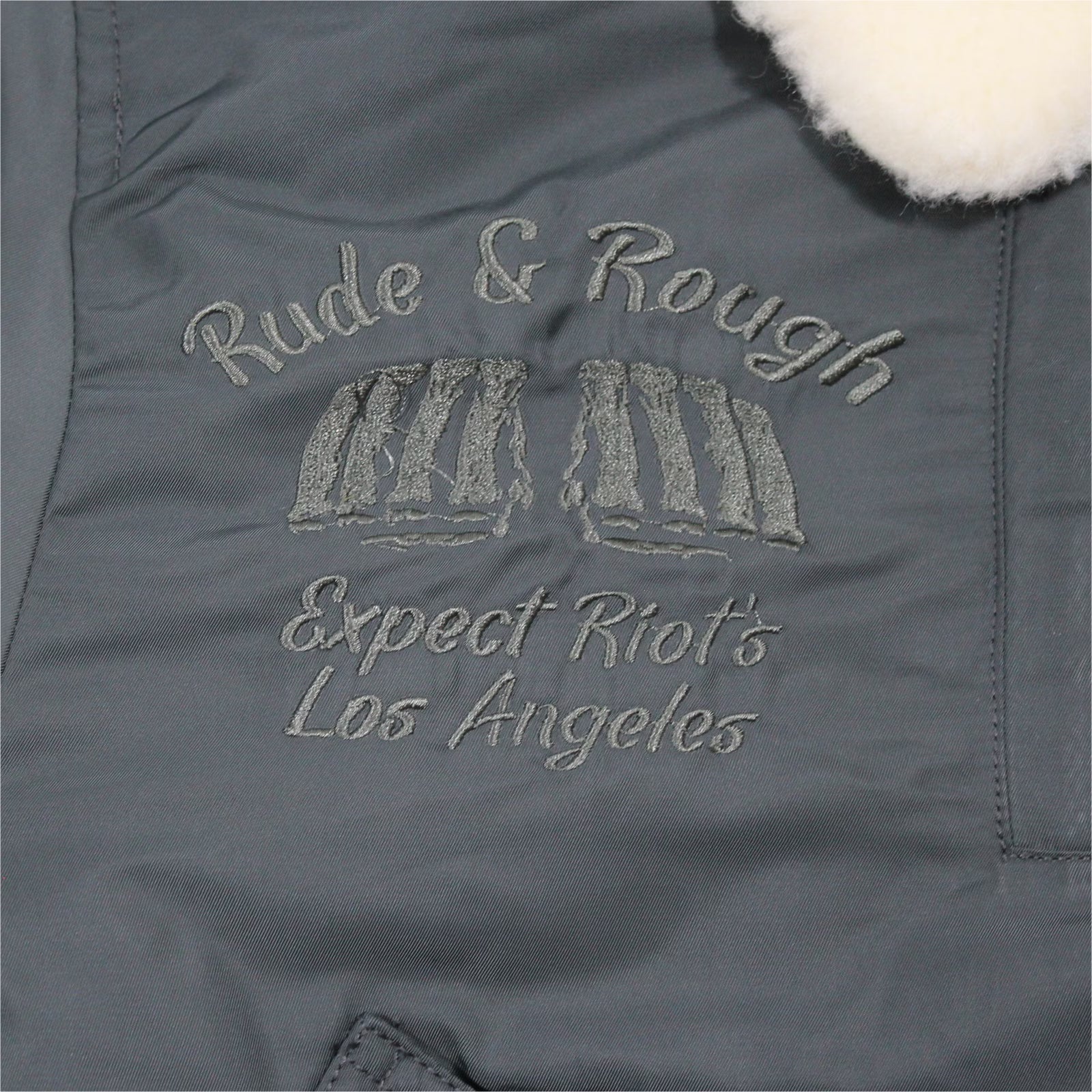 Limitierte Yakuza Premium Bomberjacke 3965 in dunkelolive mit Teddykragen & Stickereien. Stylisch, warm & voller markanter Details.