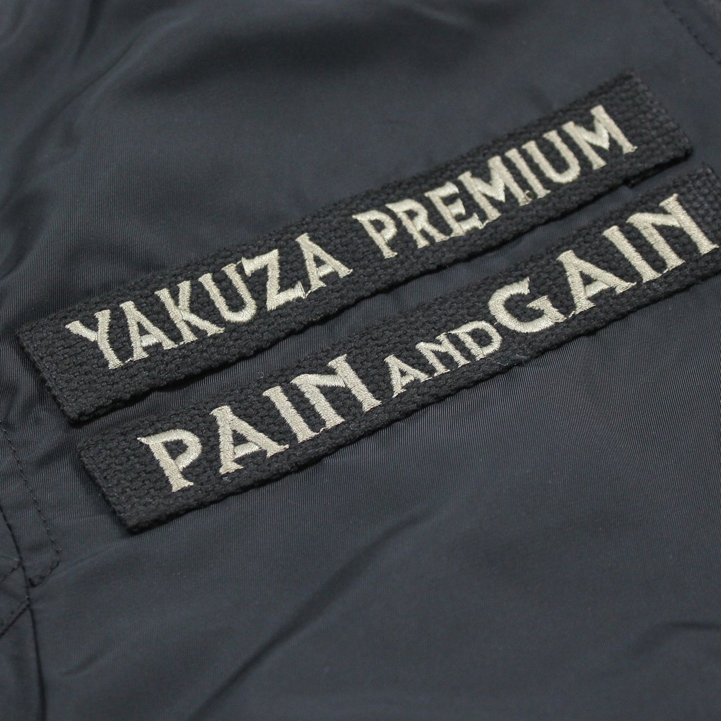 Stylisch, limitiert, Yakuza: Die olivgrüne Bomberjacke 3961 mit Stickerei & Kapuze ist ein Must-have für echte Männer. Schnell sichern!