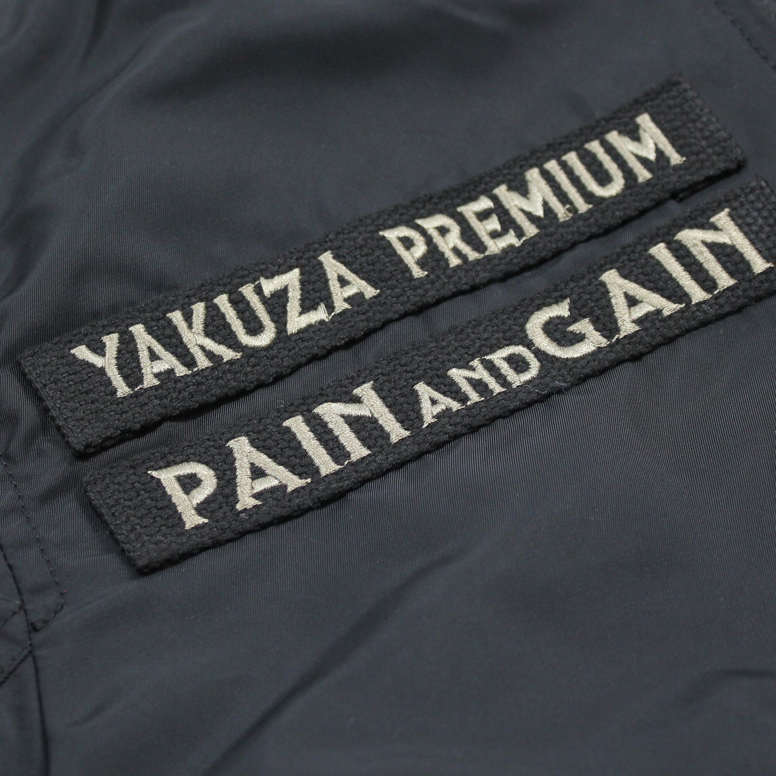 Stylisch, limitiert, Yakuza: Die olivgrüne Bomberjacke 3961 mit Stickerei & Kapuze ist ein Must-have für echte Männer. Schnell sichern!