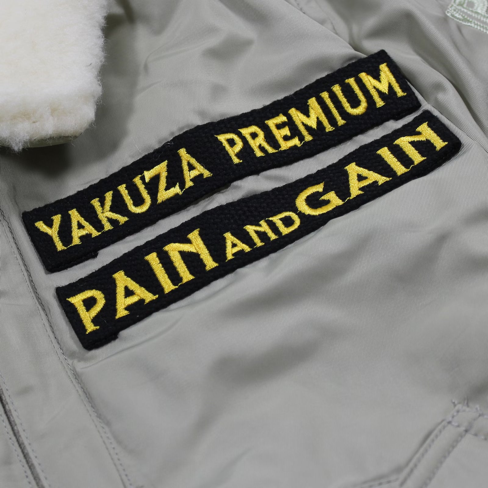 Yakuza Premium Bomberjacke 3965 in hellem Olive mit Teddykragen und Stickereien.