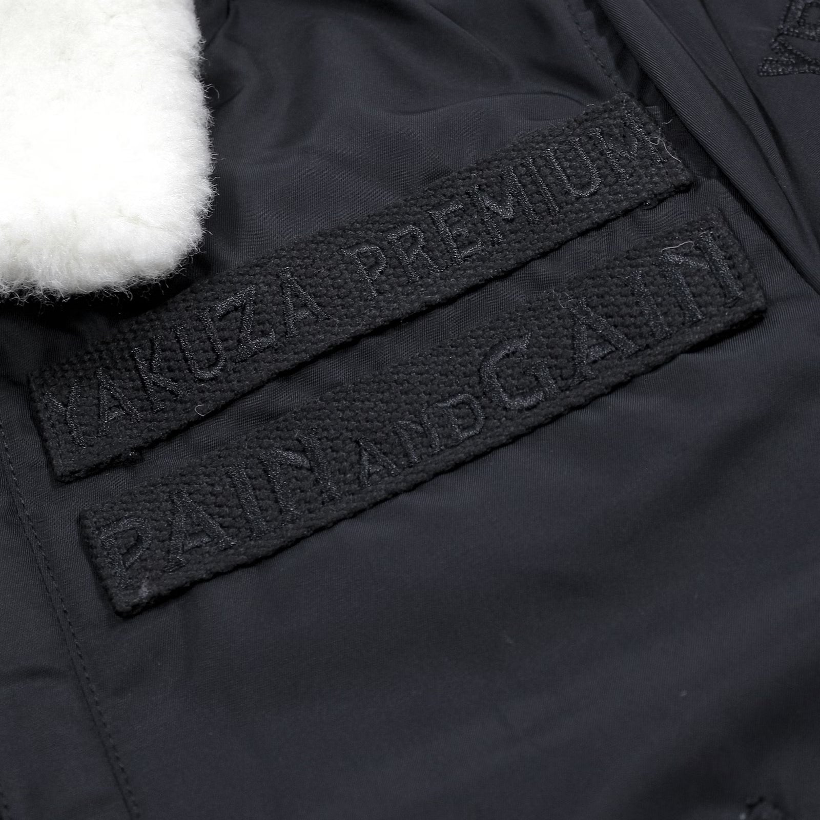 Limitierte Yakuza Premium Bomberjacke 3965 in Schwarz mit Teddykragen & Stickereien. Stylisch, warm & voller markanter Details.