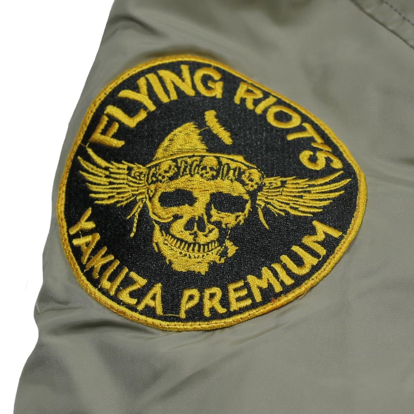 Yakuza Premium Bomberjacke 3965 in hellem Olive mit Teddykragen und Stickereien.