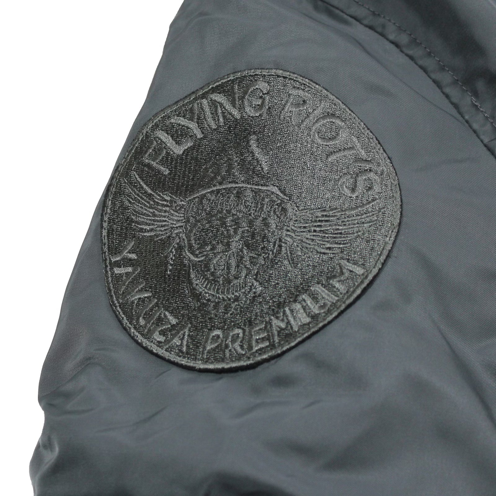 Limitierte Yakuza Premium Bomberjacke 3965 in dunkelolive mit Teddykragen & Stickereien. Stylisch, warm & voller markanter Details.