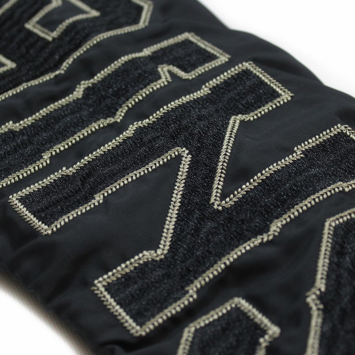 Stylisch, limitiert, Yakuza: Die olivgrüne Bomberjacke 3961 mit Stickerei & Kapuze ist ein Must-have für echte Männer. Schnell sichern!