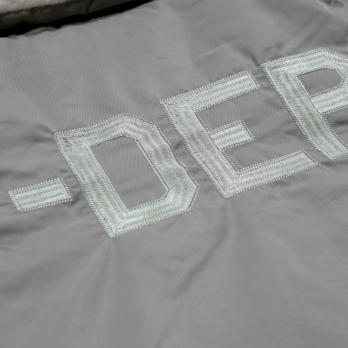 Yakuza Premium Bomberjacke 3965 in hellem Olive mit Teddykragen und Stickereien.