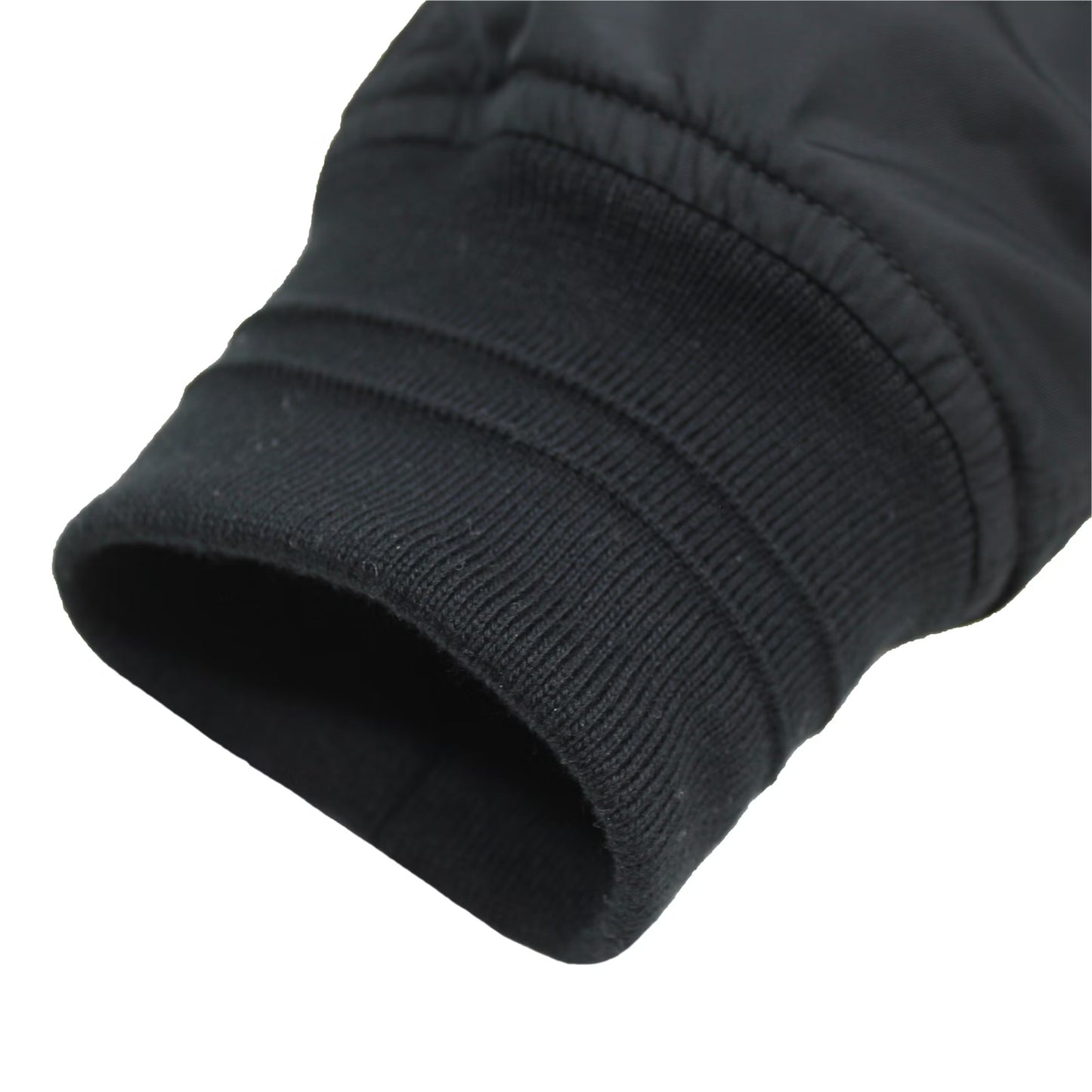 Stylisch, limitiert, Yakuza: Die olivgrüne Bomberjacke 3961 mit Stickerei & Kapuze ist ein Must-have für echte Männer. Schnell sichern!