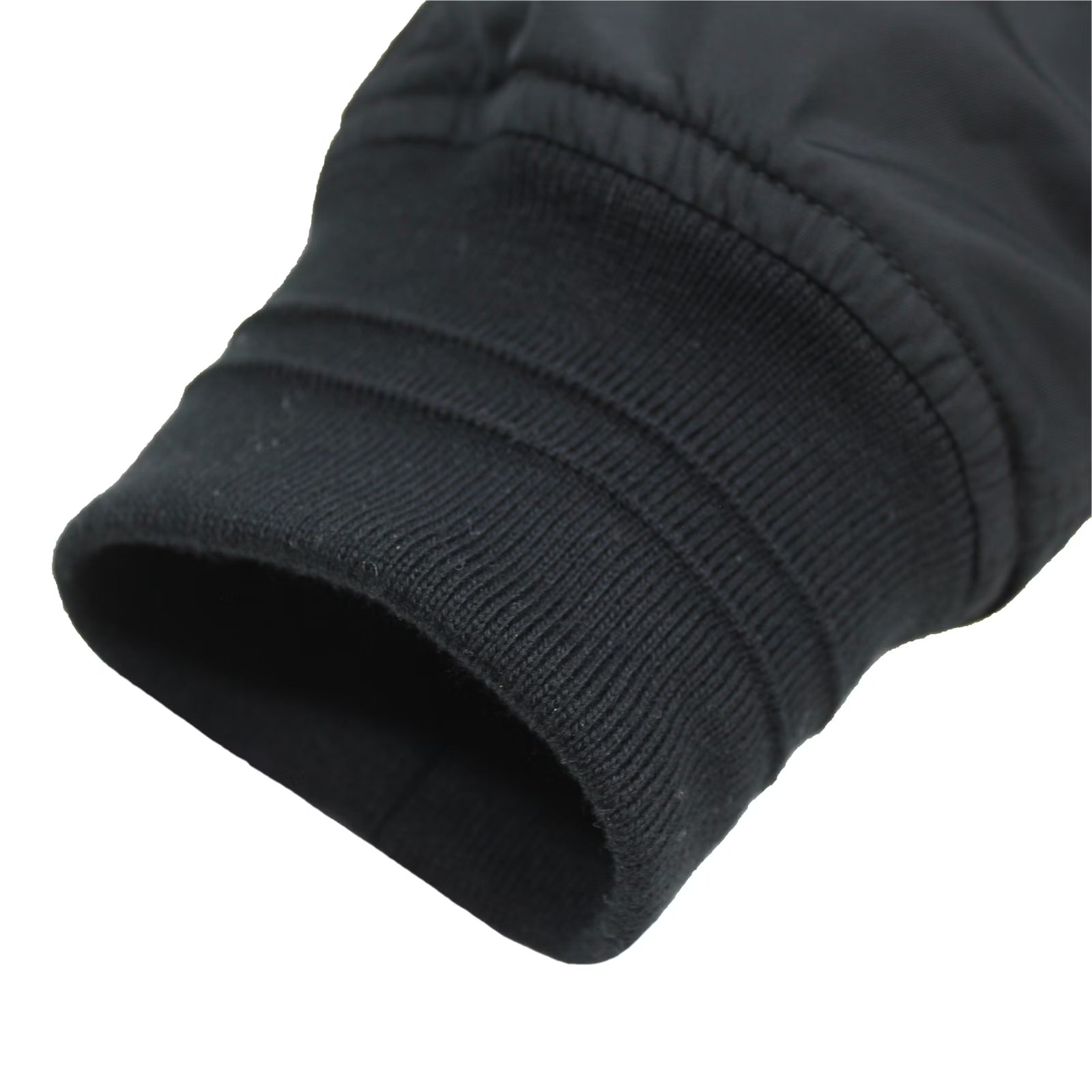 Stylisch, limitiert, Yakuza: Die olivgrüne Bomberjacke 3961 mit Stickerei & Kapuze ist ein Must-have für echte Männer. Schnell sichern!