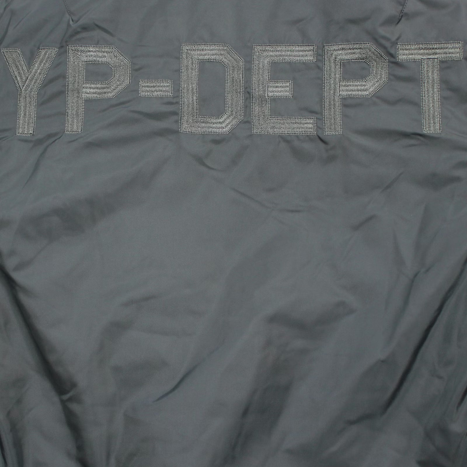 Limitierte Yakuza Premium Bomberjacke 3965 in dunkelolive mit Teddykragen & Stickereien. Stylisch, warm & voller markanter Details.