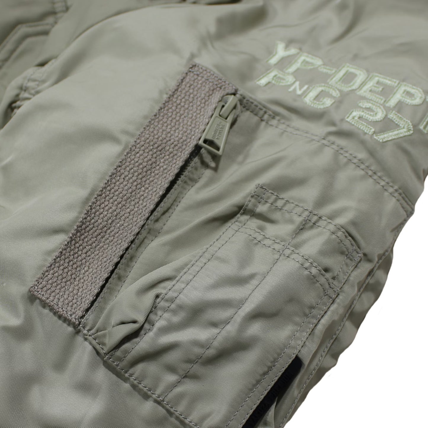 Yakuza Premium Bomberjacke 3965 in hellem Olive mit Teddykragen und Stickereien.