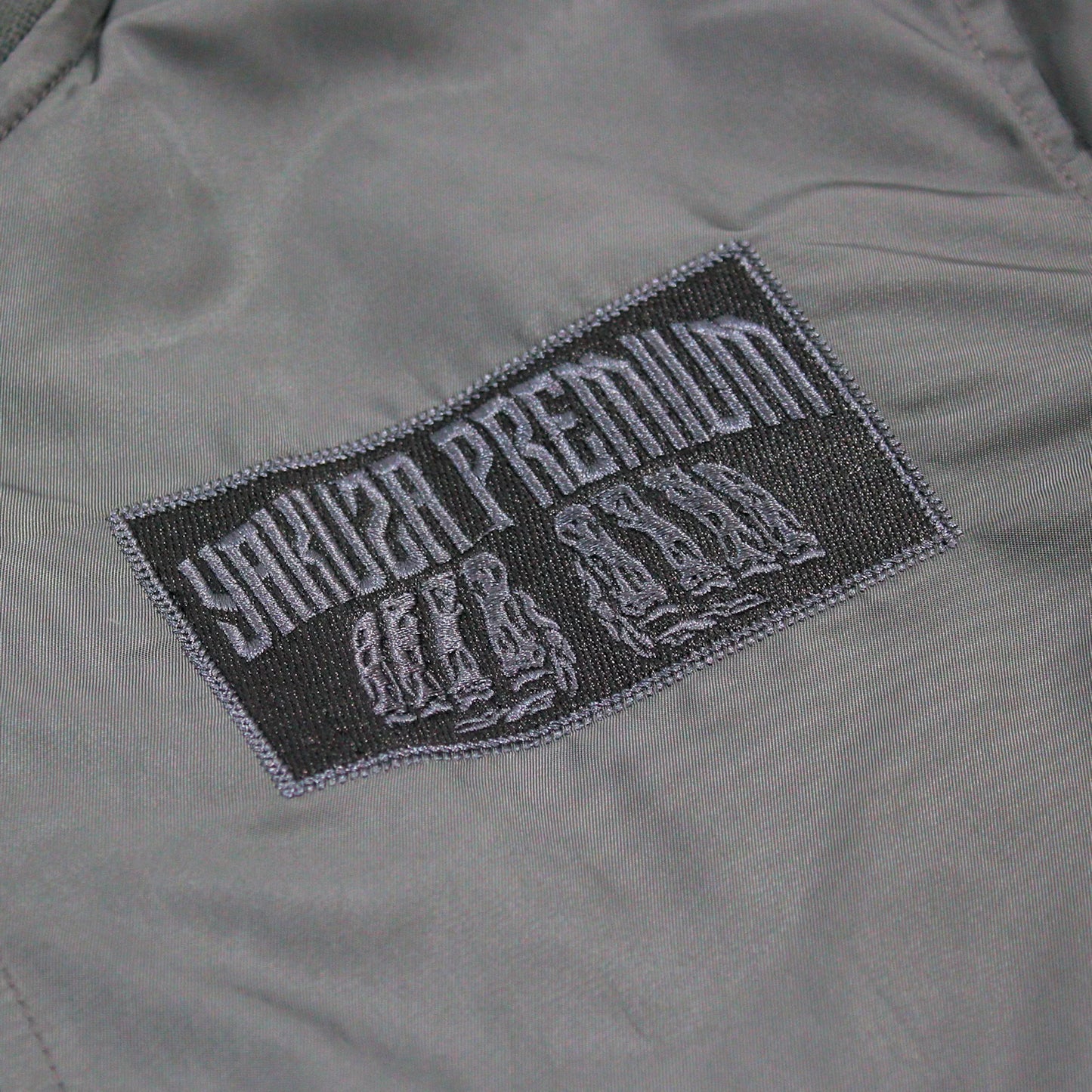 Limitierte Yakuza Bomberjacke 3961 in Grau/Stone mit Stickerei und Kapuze