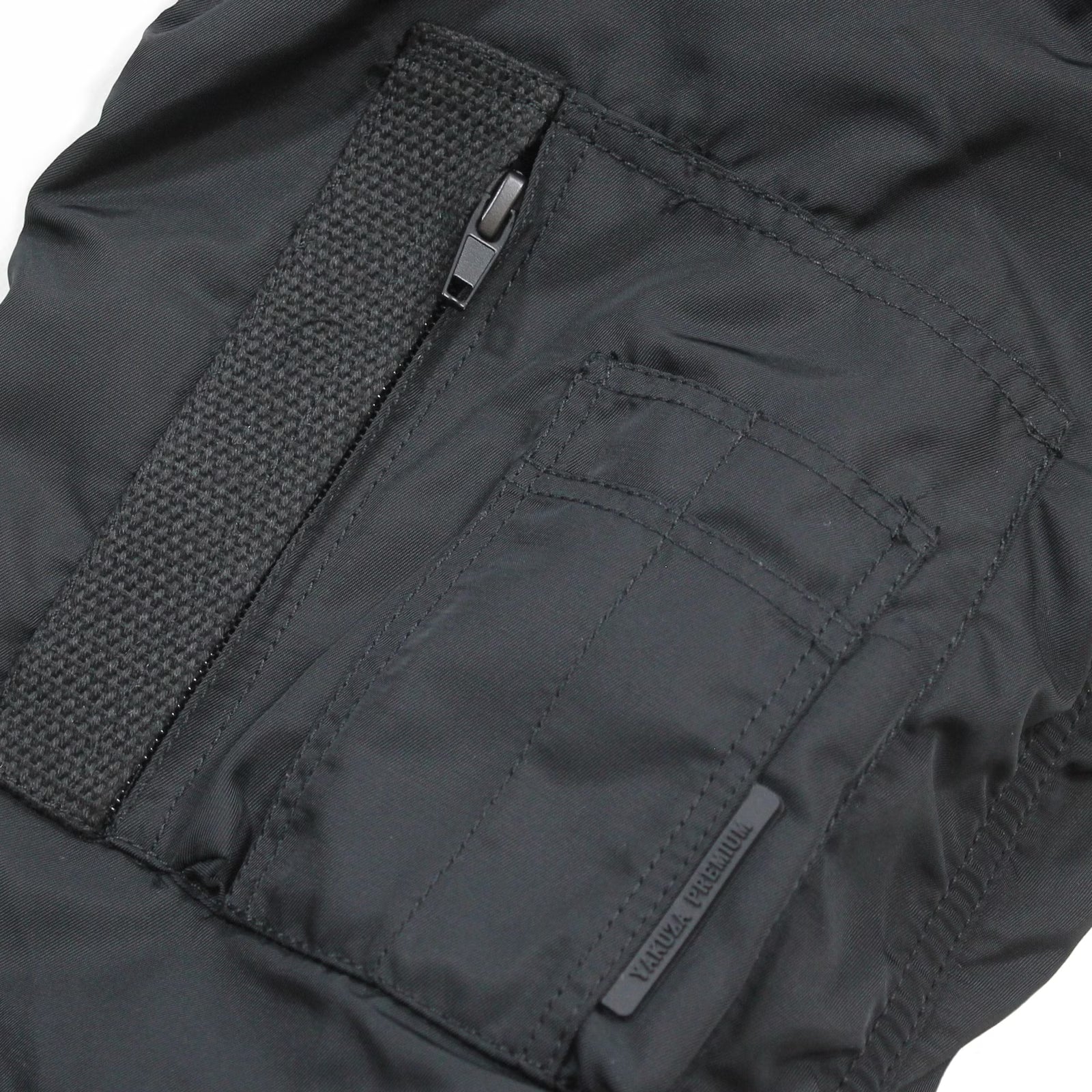 Stylisch, limitiert, Yakuza: Die olivgrüne Bomberjacke 3961 mit Stickerei & Kapuze ist ein Must-have für echte Männer. Schnell sichern!