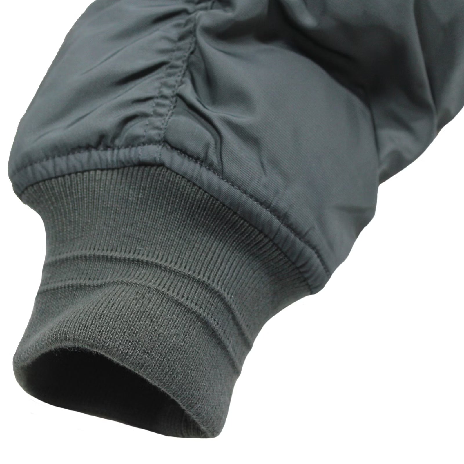 Limitierte Yakuza Premium Bomberjacke 3965 in dunkelolive mit Teddykragen & Stickereien. Stylisch, warm & voller markanter Details.