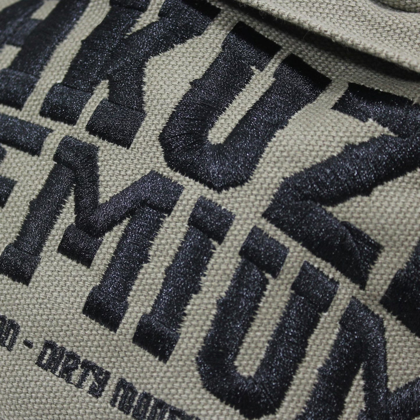 Yakuza Premium Oliv Gürteltasche mit 3D-Stickerei, verstellbarer Bauchgurt, zwei Fächer, Polyester.