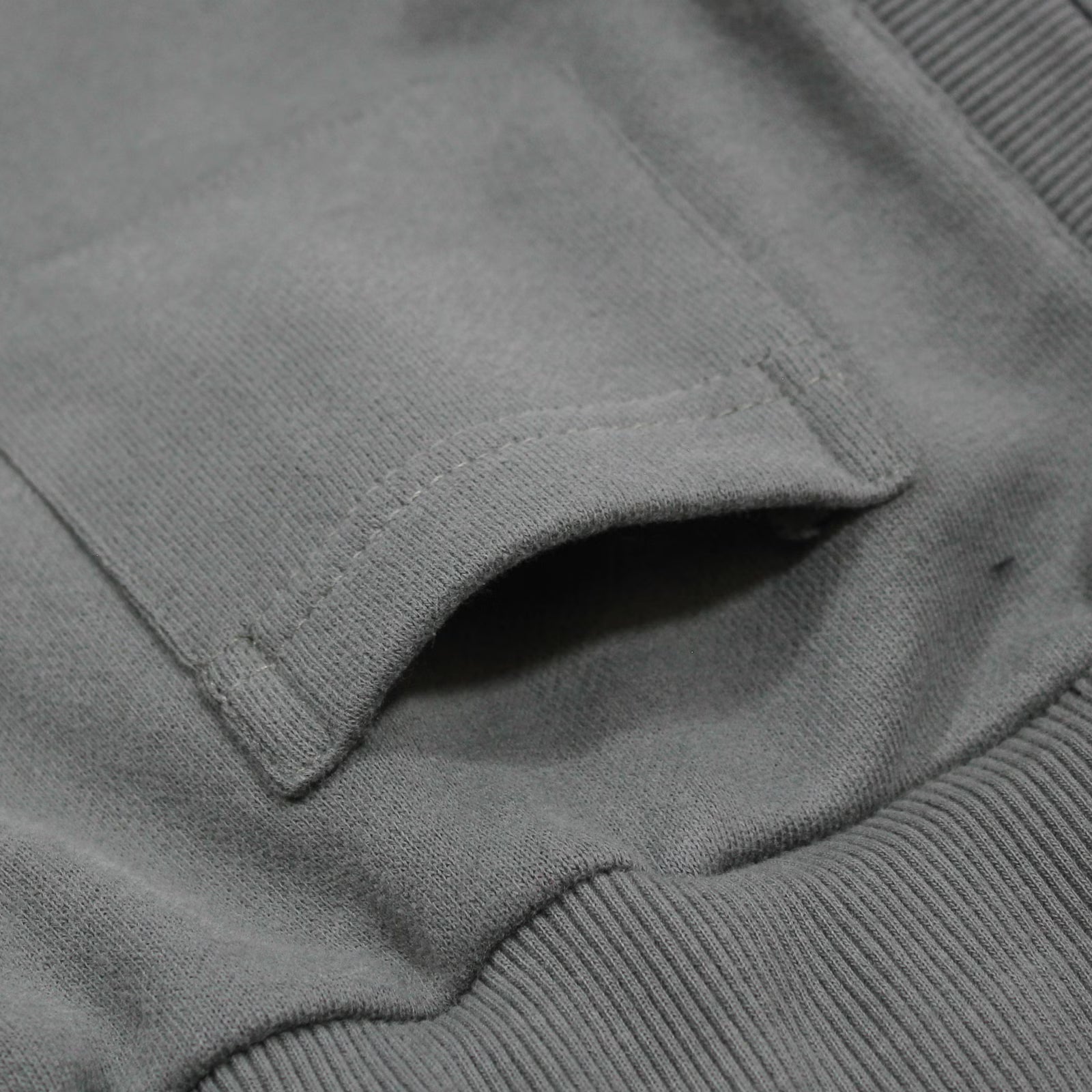 Bequeme Jogginghose Oliv für Alltag und Sport. Elastischer Bund, angenehmer Stoff und moderner Schnitt – ideal für Freizeit und Training