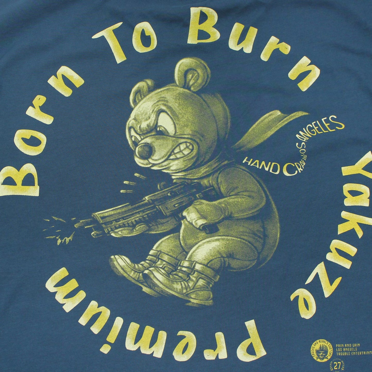 Blaues Yakuza Premium T-Shirt YPS 3908 mit bewaffnetem Teddybär-Print auf dem Rücken.