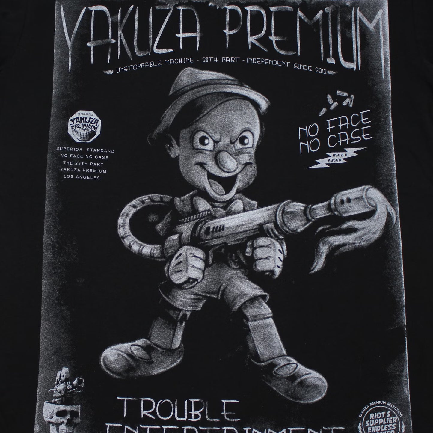 Yakuza Premium Selection T-Shirt in Schwarz mit Frontprint Burattino mit Flammenwerfer und Schriftzug hinten