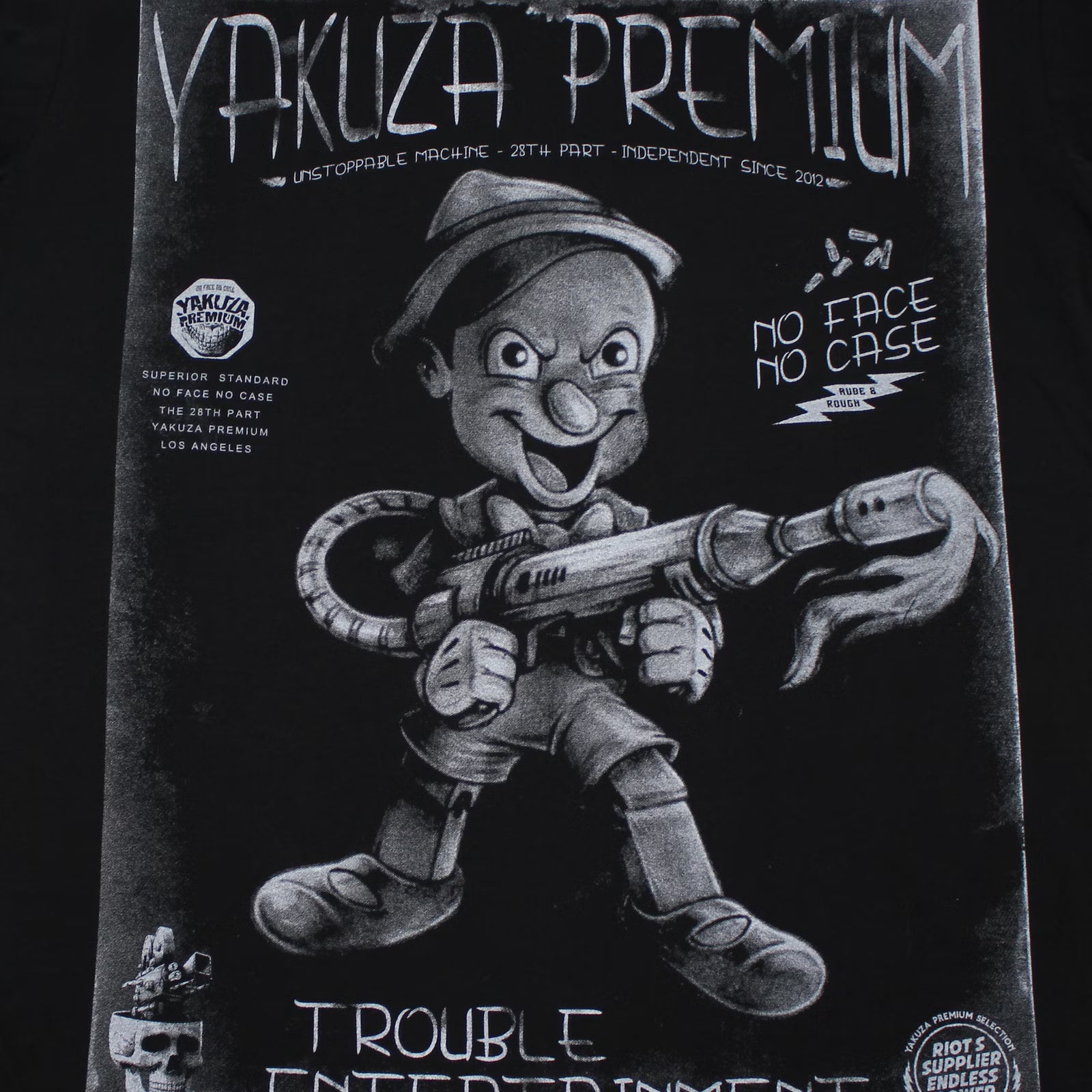 Yakuza Premium Selection T-Shirt in Schwarz mit Frontprint Burattino mit Flammenwerfer und Schriftzug hinten