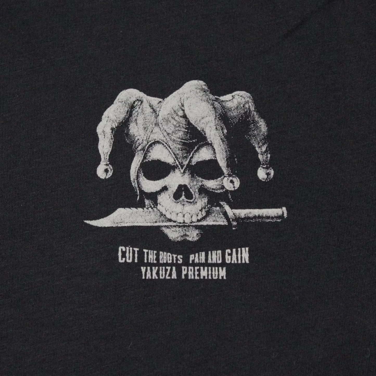 Yakuza Premium 3916 T-Shirt aus 100 % Baumwolle mit kleinem Brustprint vorn und grossem Rückenprint.