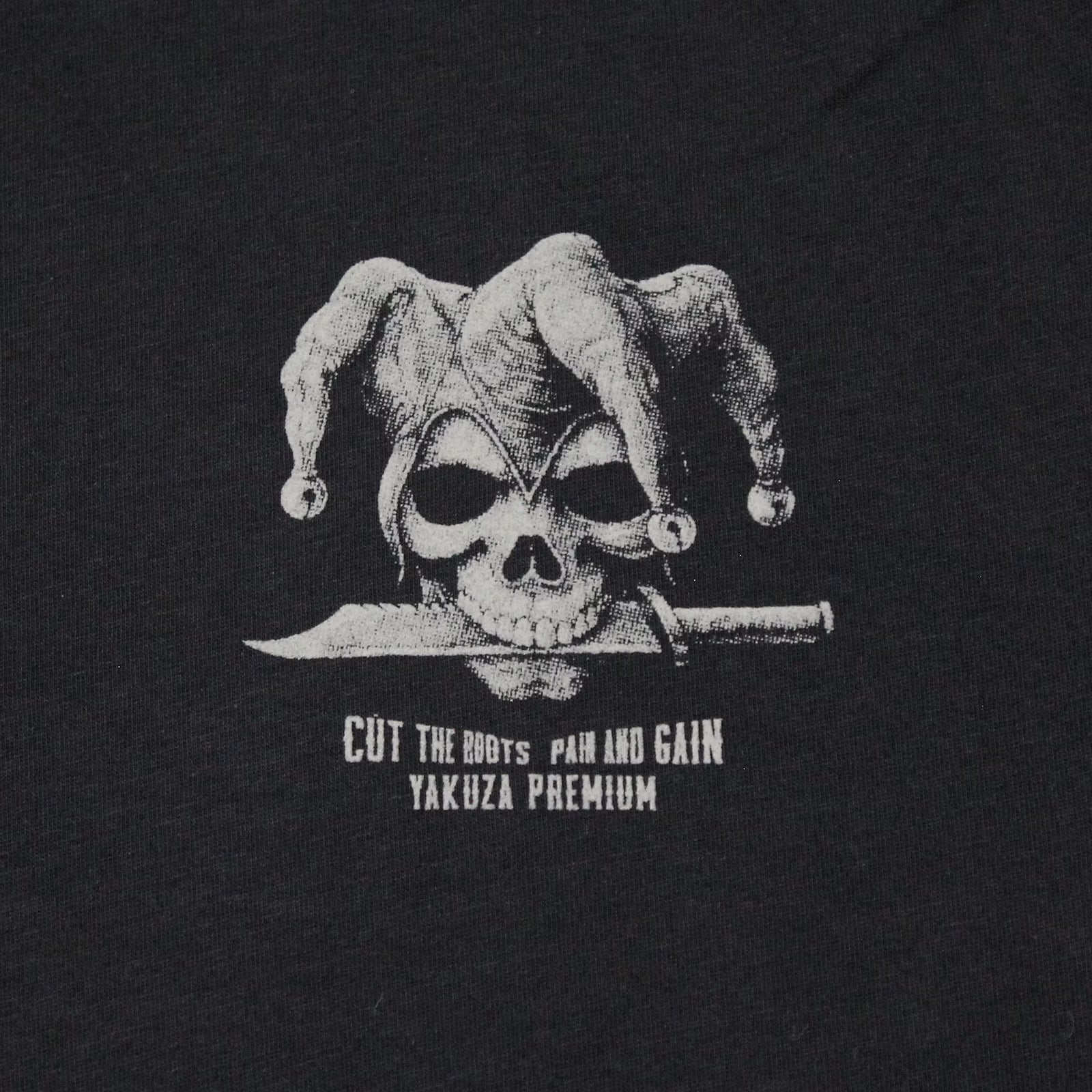 Yakuza Premium 3916 T-Shirt aus 100 % Baumwolle mit kleinem Brustprint vorn und grossem Rückenprint.